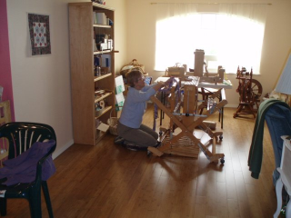 Kneeling to sley reed